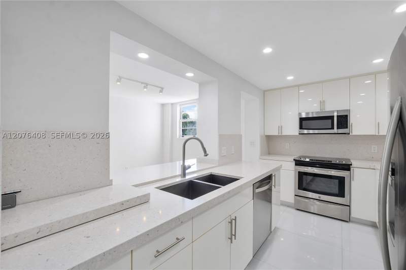 2 bedroom Condominium at 90 Edgewater Dr 104, Gables Waterway Towers Co, Coral Gables — photo 4