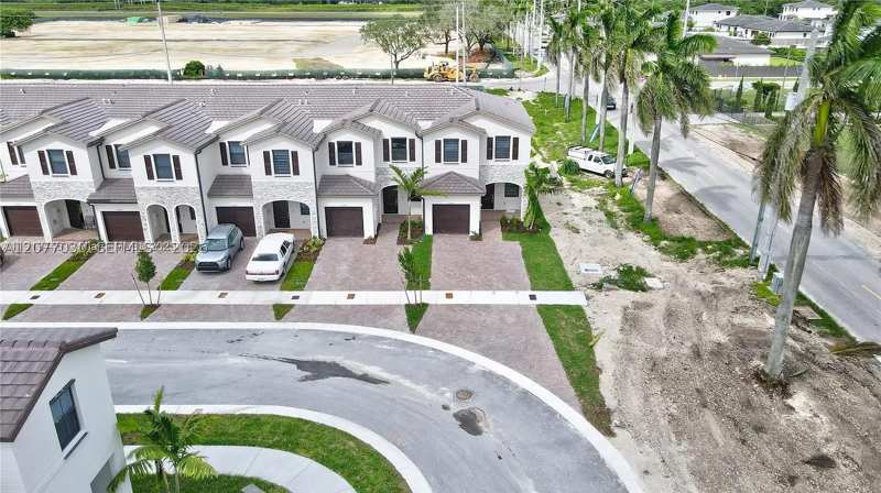 3 bedroom Townhouse at 23220 SW 131st Ct, Siena Reserve, Miami — photo 1