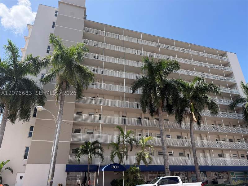 1 bedroom Condominium at 1300 Lincoln Rd E705, Lincoln Towers Condo, Miami Beach — photo 4