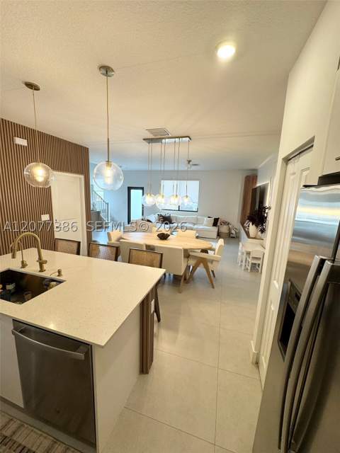4867 NW 84th Ave, Doral FL - photo 6 of 20