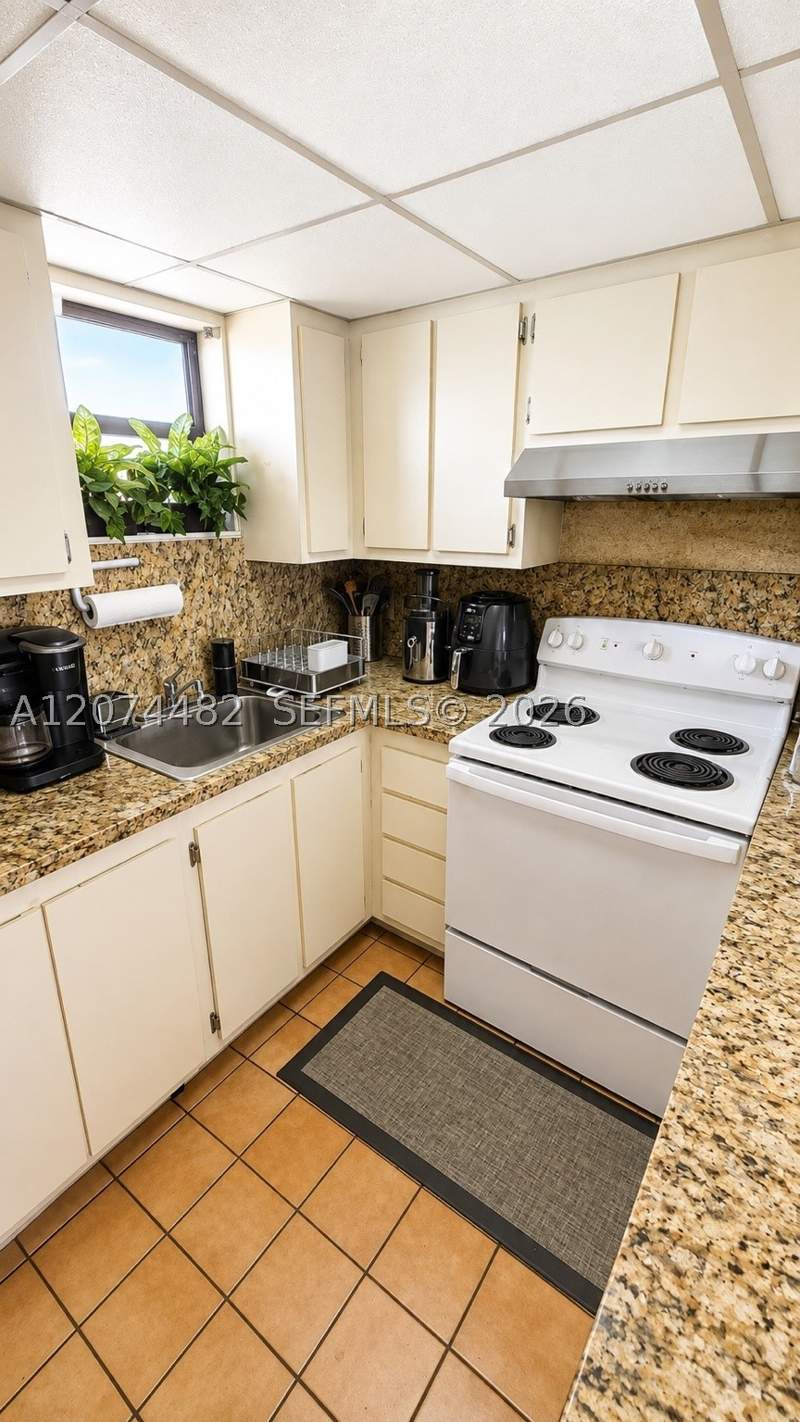 1 bedroom Condominium at 8290 Lake Dr 426, Las Vistas At Doral Condo, Doral — photo 3