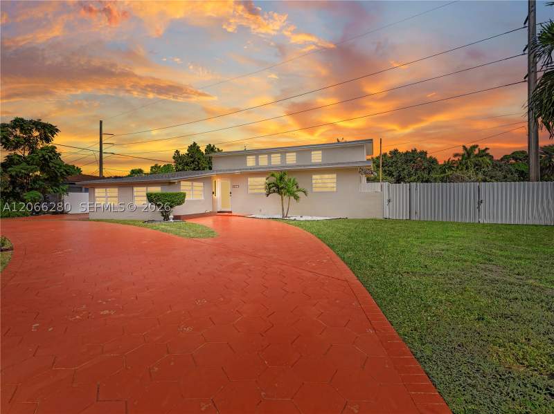 4 bedroom SingleFamilyResidence at 8241 SW 12th Ter, Fontainebleau Gardens 1st, Miami — photo 2