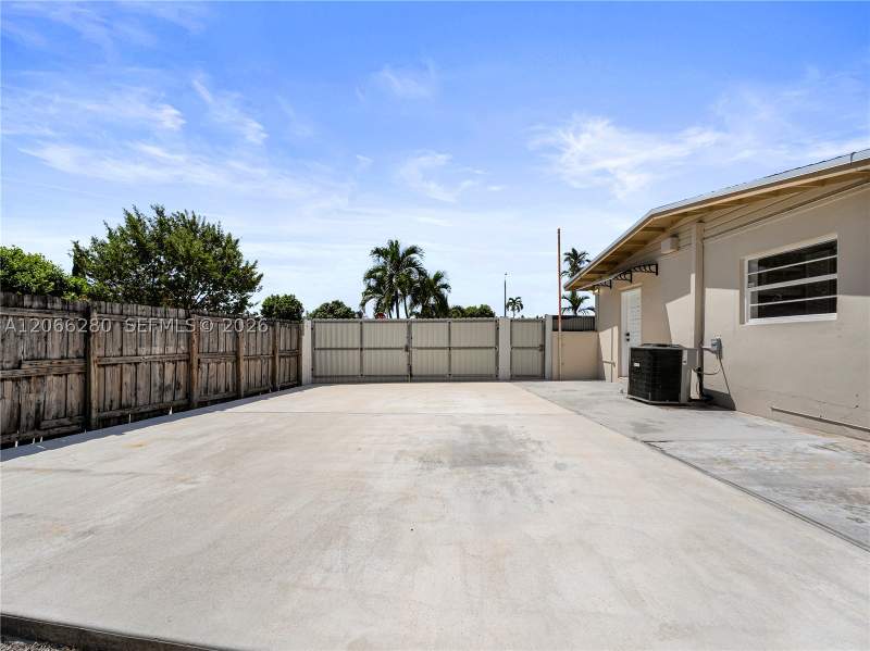 4 bedroom SingleFamilyResidence at 8241 SW 12th Ter, Fontainebleau Gardens 1st, Miami — photo 3