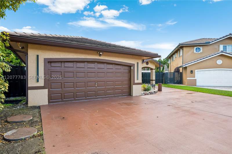 4 bedroom SingleFamilyResidence at 7920 SW 163rd Pl, P A At West Kendall, Miami — photo 4