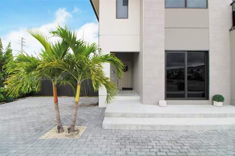 320 NW 13th Ct, Florida City FL - photo 9 of 37