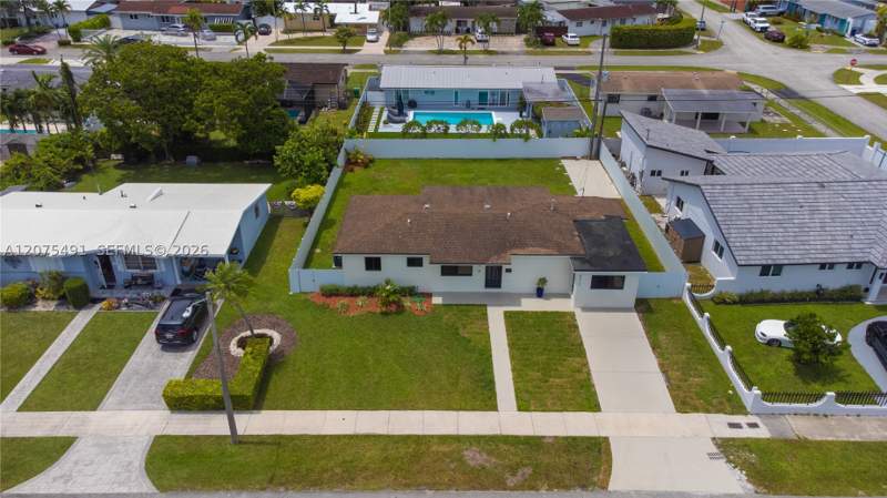 3 bedroom SingleFamilyResidence at 4212 SW 98th Ave, Fairlawn Ests 1st Addn, Miami — photo 2