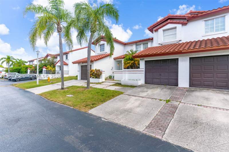 3 bedroom Townhouse at 8407 SW 208th Ter, Saga Bay Townhomes, Cutler Bay — photo 2