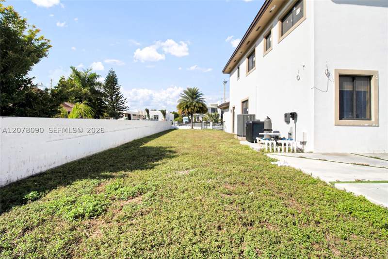 7 bedroom SingleFamilyResidence at 12890 NW 2nd St, Sweetwater Ests Sub, Miami — photo 5