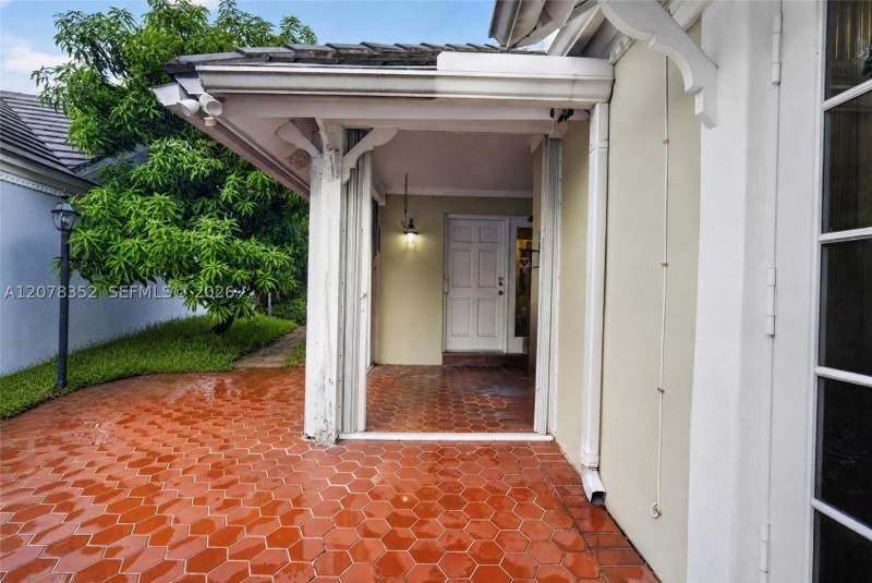 3 bedroom SingleFamilyResidence at 9943 NW 47th Ter, 1st Addn To Doral Woods, Doral — photo 4