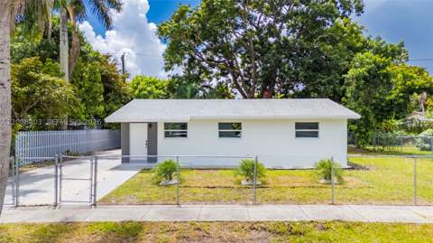 655 SW 6th Ter, Florida City FL - photo 6 of 44