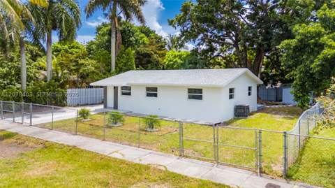 655 SW 6th Ter, Florida City FL - photo 7 of 44