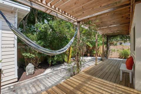 8230 NE 1st Pl, Miami FL - photo 10 of 37