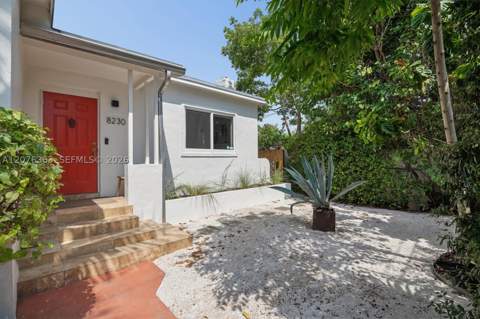 8230 NE 1st Pl, Miami FL - photo 11 of 37