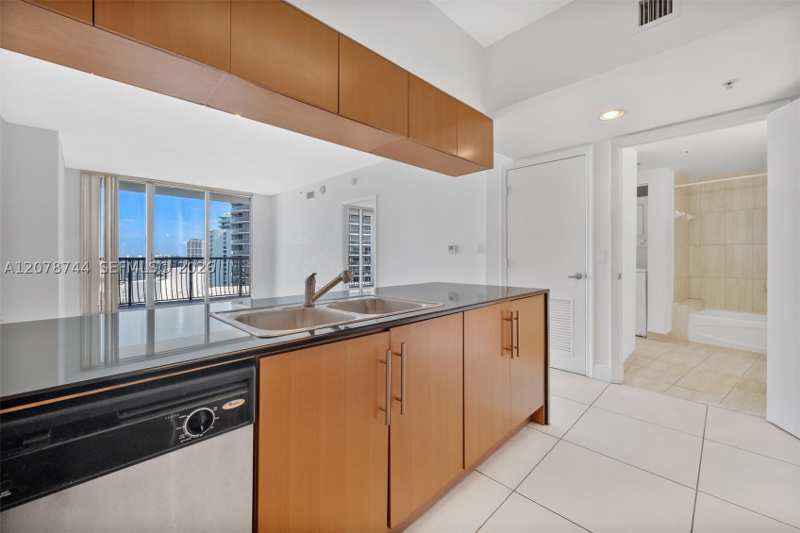 1 bedroom Condominium at 1750 N Bayshore Dr 4011, Opera Tower Condo, Miami — photo 1