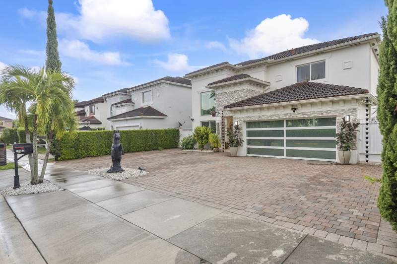 4 bedroom SingleFamilyResidence at 15580 SW 176th Terrace, Jeannie Forest, Miami — photo 3