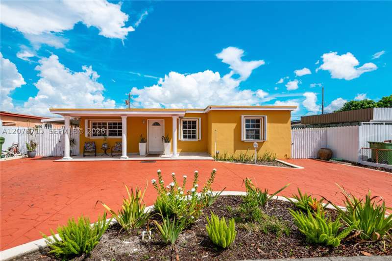 4 bedroom SingleFamilyResidence at 359 W 35th St, Carole Anne Park, Hialeah — photo 2