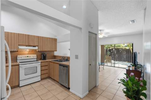 6633 NW 176th Ter, Hialeah FL - photo 13 of 40