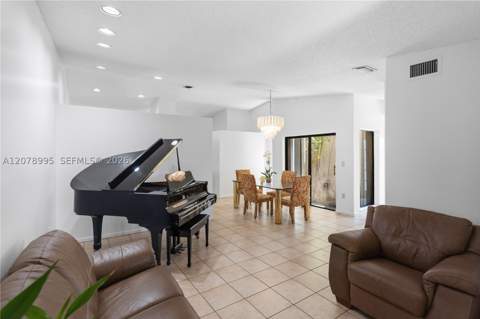 6633 NW 176th Ter, Hialeah FL - photo 6 of 40