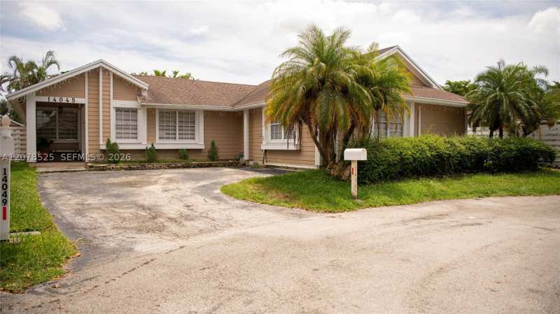 3 bedroom SingleFamilyResidence at 14045 SW 103rd Ter, Royal Glen, Miami — photo 1
