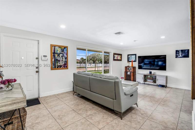 3 bedroom SingleFamilyResidence at 3551 SW 97th Ave, Happy Farms View, Miami — photo 4
