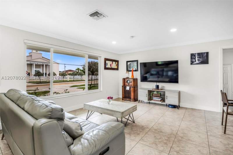 3 bedroom SingleFamilyResidence at 3551 SW 97th Ave, Happy Farms View, Miami — photo 5