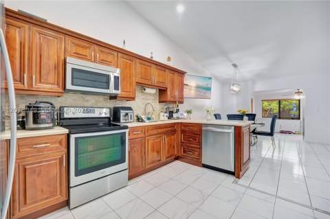5670 W 20th Ct, Hialeah FL - photo 9 of 29