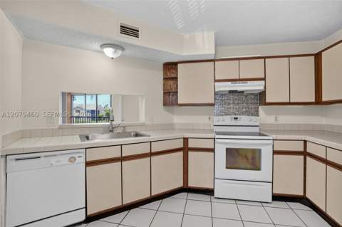 1080 N Franklin Ave 1080E, Homestead FL - photo 10 of 25