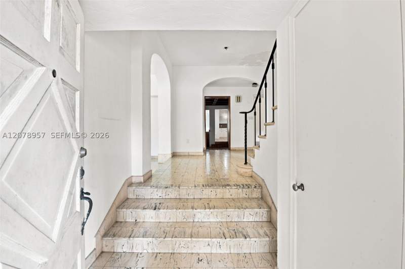 7 bedroom SingleFamilyResidence at 5680 Pine Tree Dr, Beach View Sub, Miami Beach — photo 4