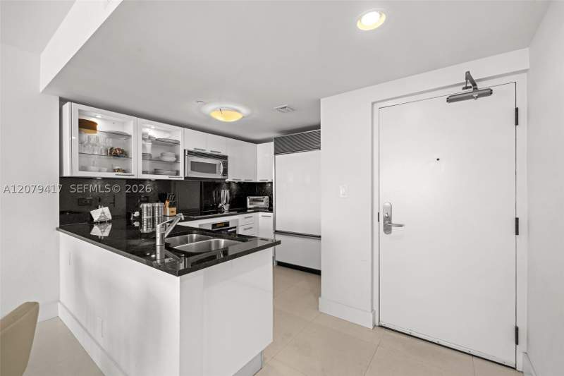 1 bedroom Condominium at 6801 Collins Ave 1401, Central Carillon Beach, Miami Beach — photo 2
