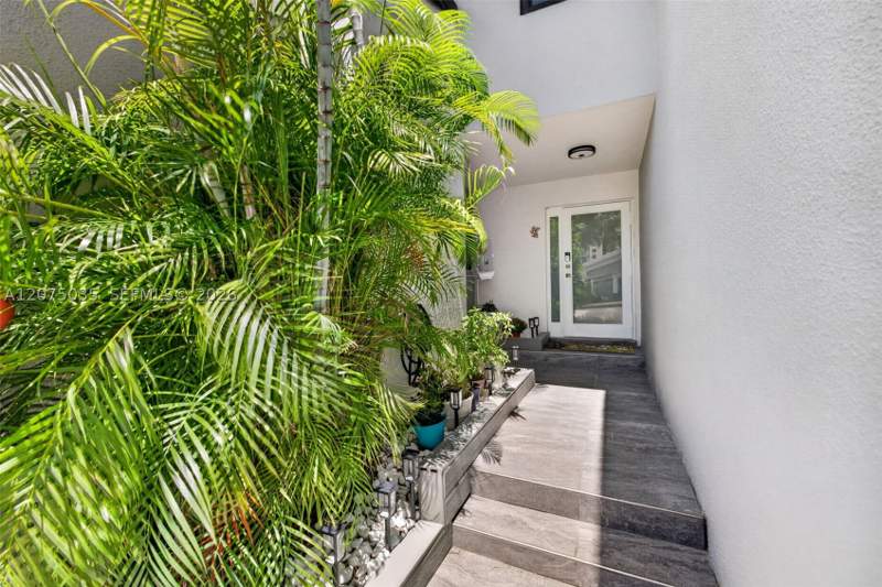 3 bedroom Condominium at 203 Poinciana Dr 103, Poinciana Is Yt & Rcq Clu, Sunny Isles Beach — photo 3
