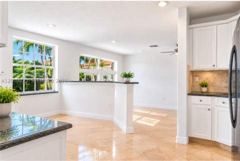 10916 NW 58th Ter, Doral FL - photo 7 of 41