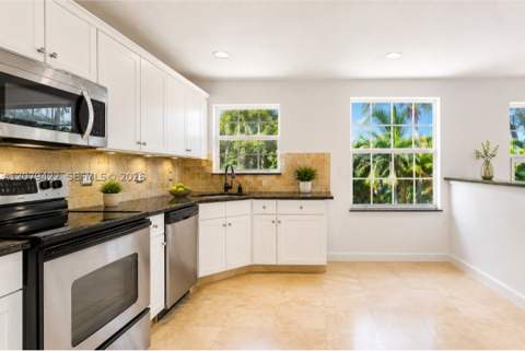10916 NW 58th Ter, Doral FL - photo 8 of 41