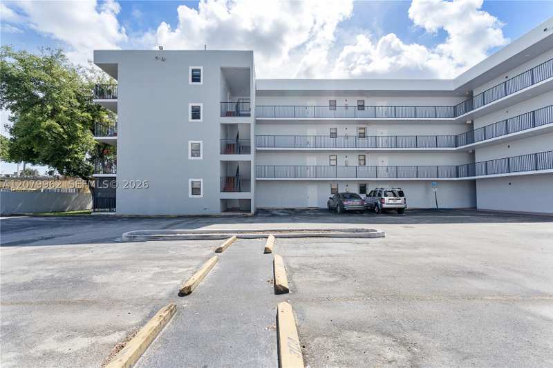 3 bedroom Condominium at 5825 W 25 Ct 212, El Pueblo De Vera Condo, Hialeah — photo 1