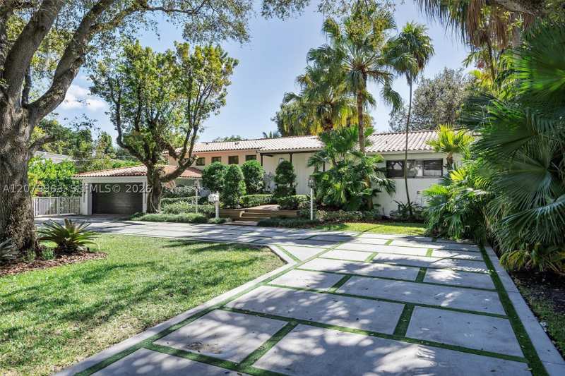 5 bedroom SingleFamilyResidence at 652 NE 105th St, Golf View Est Corr Plat, Miami Shores — photo 1