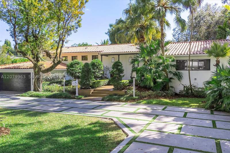 5 bedroom SingleFamilyResidence at 652 NE 105th St, Golf View Est Corr Plat, Miami Shores — photo 2