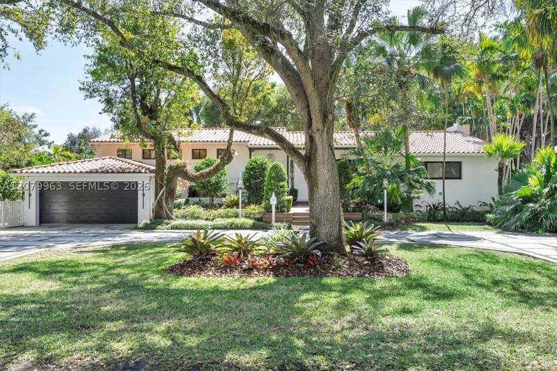 5 bedroom SingleFamilyResidence at 652 NE 105th St, Golf View Est Corr Plat, Miami Shores — photo 4