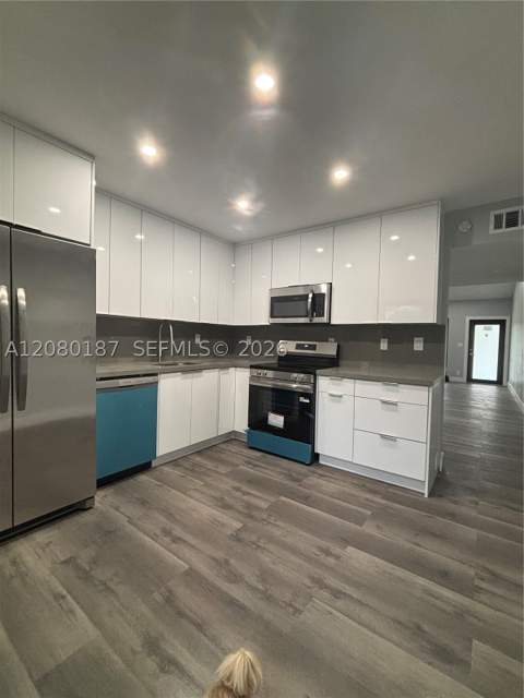 453 NE 210th Ter, Miami FL - photo 10 of 23