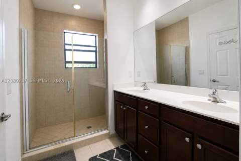 10327 NW 89th Ter, Doral FL - photo 17 of 35