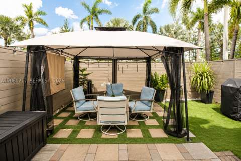 10327 NW 89th Ter, Doral FL - photo 23 of 35