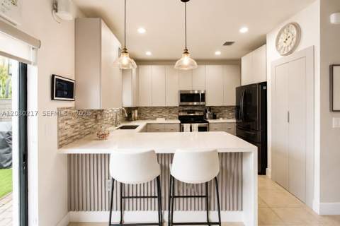 10327 NW 89th Ter, Doral FL - photo 9 of 35