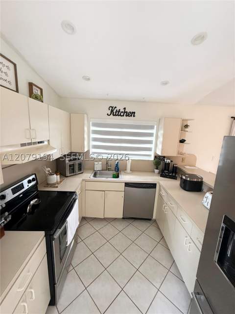 21780 SW 99th Pl, Cutler Bay FL - photo 10 of 38