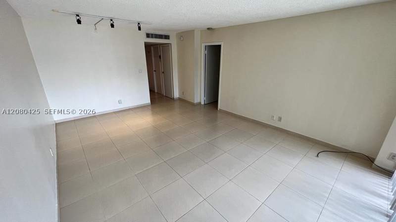 1 bedroom Condominium at 20500 W Country Club Dr 204, Biscaya III Condo, Aventura — photo 4