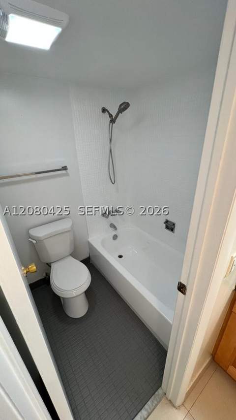20500 W Country Club Dr 204, Aventura FL - photo 6 of 13