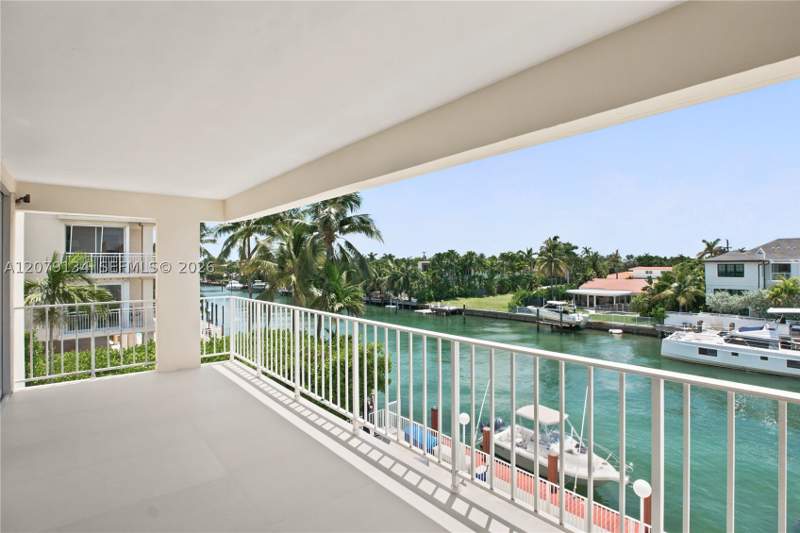 2 bedroom Condominium at 10180 W Bay Harbor Dr 3A, Montego Club Condo, Bay Harbor Islands — photo 5
