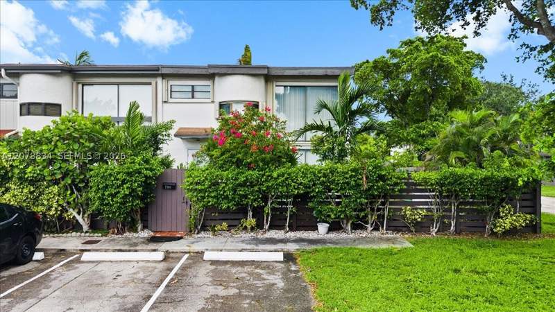 2 bedroom Townhouse at 7100 SW 112th Ave, Snapper Creek Townhouses, Miami — photo 2