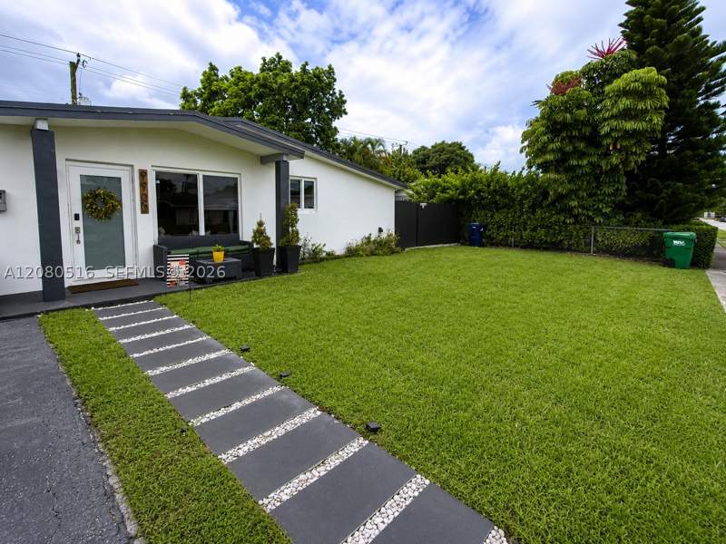 3 bedroom SingleFamilyResidence at 9900 SW 87th St, Heftler Homes Sunset Park, Miami — photo 2