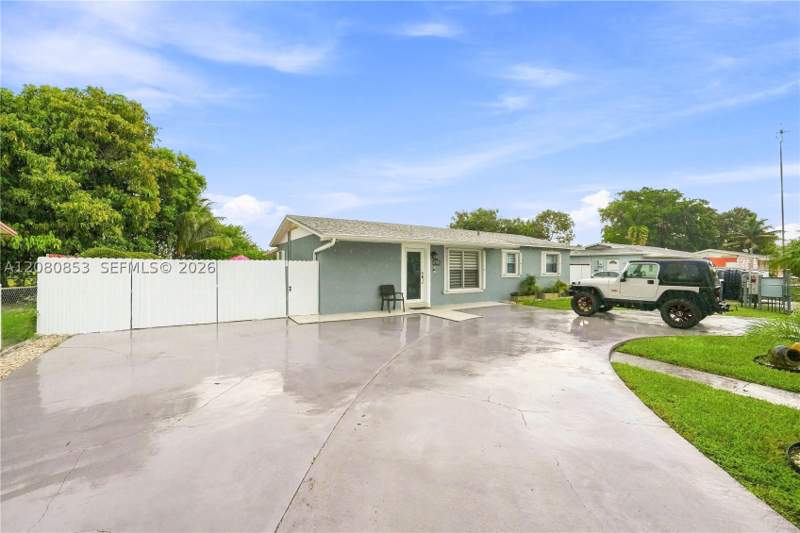 3 bedroom SingleFamilyResidence at 4111 NW 203rd Ln, 3rd Addn To Starlight, Miami Gardens — photo 3
