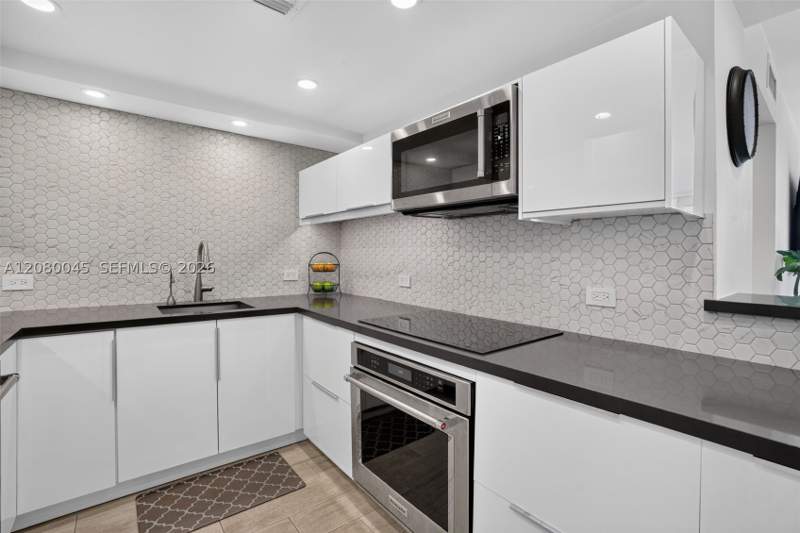 2 bedroom Condominium at 2500 NE 135th St C311, Dorset House Condo, North Miami — photo 4