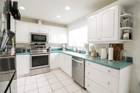 14615 SW 142nd Place Cir, Miami FL - photo 9 of 17