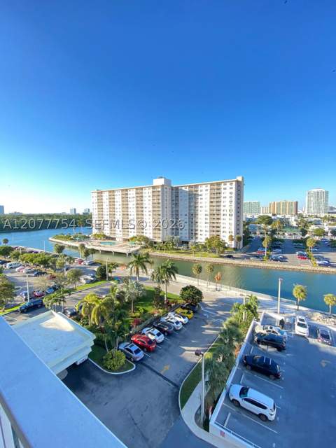 500 Bayview Dr 825, Sunny Isles Beach FL - photo 23 of 32